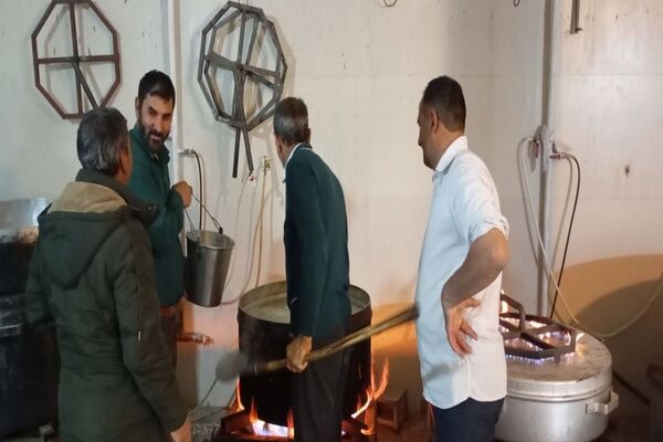 اعتکاف دانش‌آموزی در مسجد جامع شهر بار نیشابور 