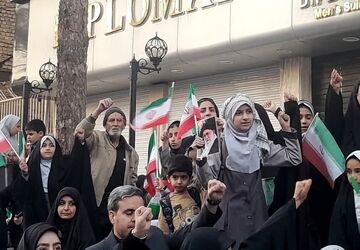 تجمع دانش آموزان کرمانی برای همراهی با همکلاسی ها شهیدشان