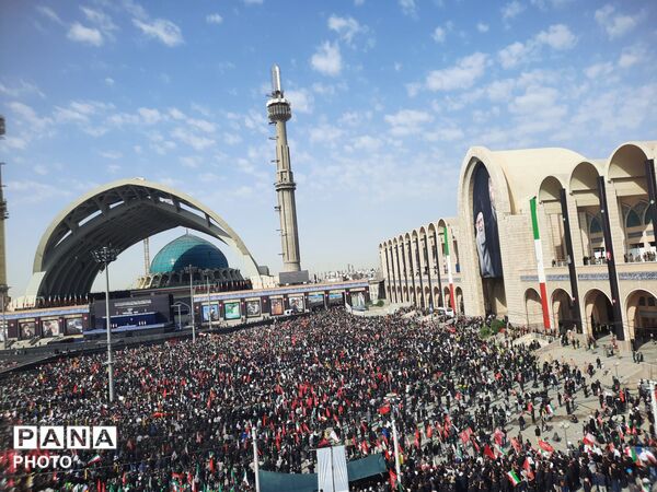 اولین روز وداع با شکوه با رهبر شهید و خانواده بزرگوارشان 