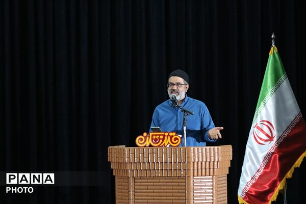 میزبانی میبد از طنزپردازان یزدی در شبی سرشار از لبخند