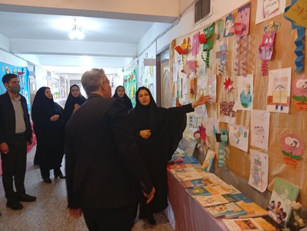 آیین نواختن زنگ کتاب و کتابخوانی در دبستان تربیت