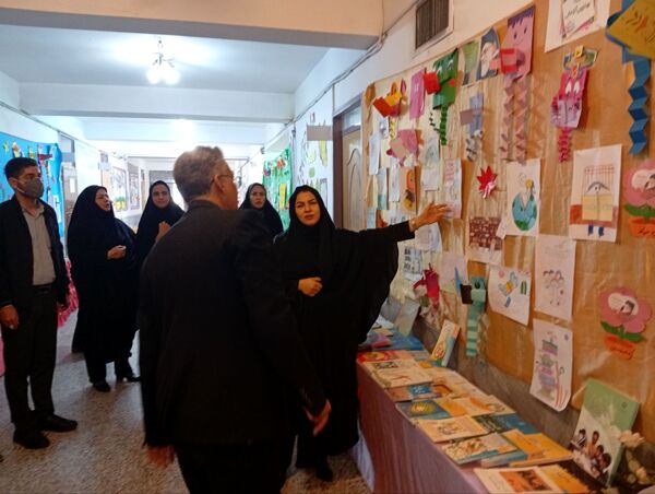 آیین نواختن زنگ کتاب و کتابخوانی در دبستان تربیت
