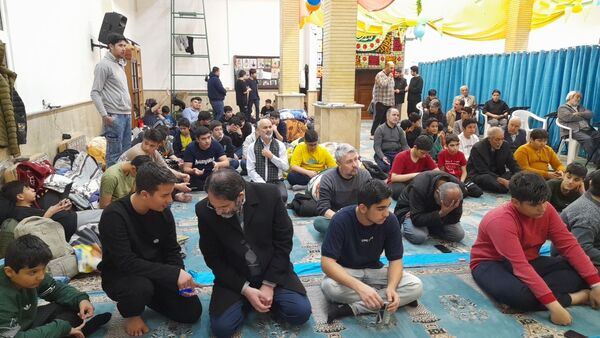 دیدار رئیس آموزش و پرورش منطقه پردیس با دانش‌آموزان معتکف در مسجد الزهرا