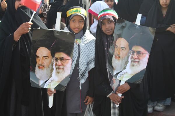 حماسه‌آفرینی فرهنگیان و دانش‌آموزان کهنوجی در جشن سالگرد انقلاب اسلامی