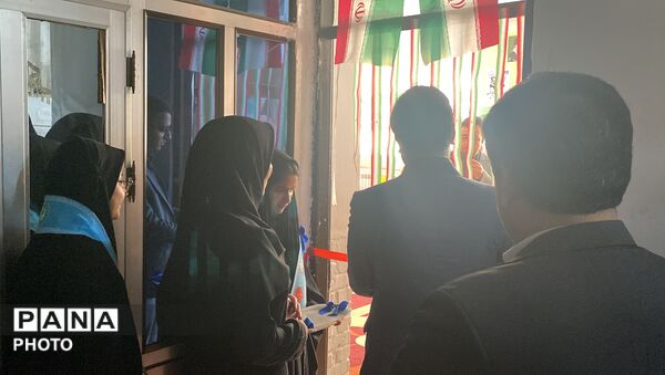 گشایش نمایشگاه مدرسه انقلاب در هنرستان عالمه باخرز