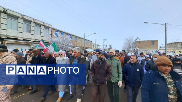 حضور پر شور فرهنگیان و دانش آموزان در کنار مردم ولایتمدار شهرستان صالح آباد در یوم الله ۲۲بهمن