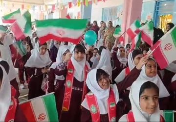 همخوانی سرود «ای ایران» در دبستان دخترانه شهید تنیده