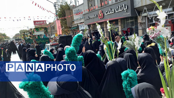 عشق و ارادت زائران حضرت معصومه(س) در قالب کاروان نمادین ورود ایشان به قم