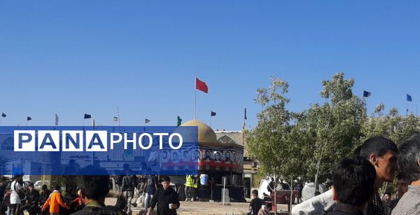  کاروان زائرین پیاده دانش‌آموزی در نیشابور