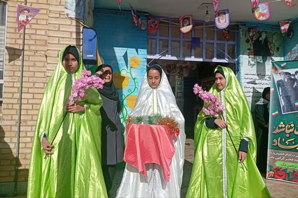 نمایشگاه بسته «ایرانمون» در دبیرستان نرجس یک