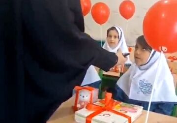 جشن شکوفه‌ها در دبستان حضرت معصومه (س) بروجن