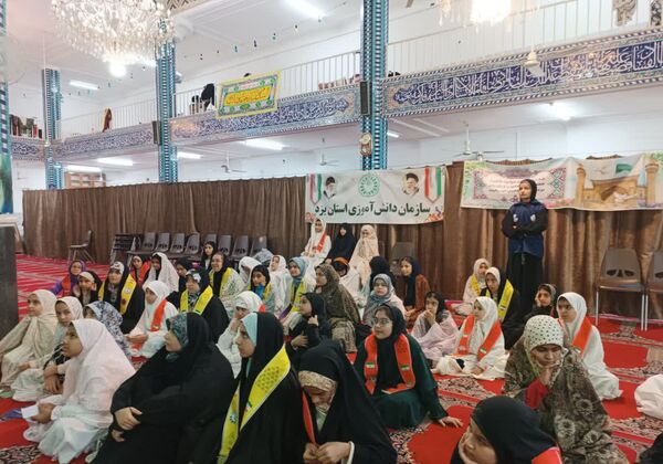 لحظاتی شاد از اعتکاف دانش‌آموزی با حضور نویسندگان و فرهیختگان یزد 