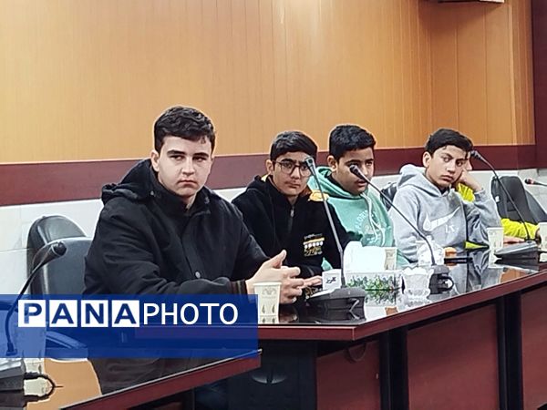 نشست فرماندهان بسیج دانش آموزی مدارس با مسئول بسیج دانش آموزی کاشمر