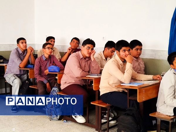 هدایت تحصیلی دانش‌آموزان در دبیرستان میثاق با حضور مشاور مدرسه 