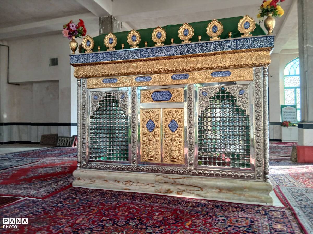 بازسازی و مرمت قبور مطهر شهدای روستای شاهزید تویسرکان 