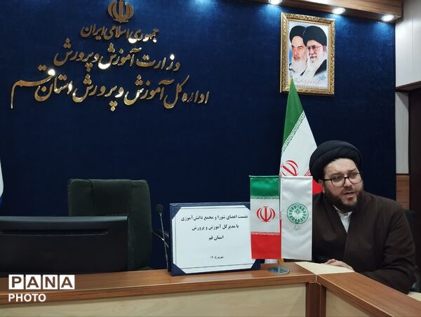 نشست صمیمی اعضای شورا و مجمع دنش آموزی قم با مدیرکل آموزش و پرورش استان