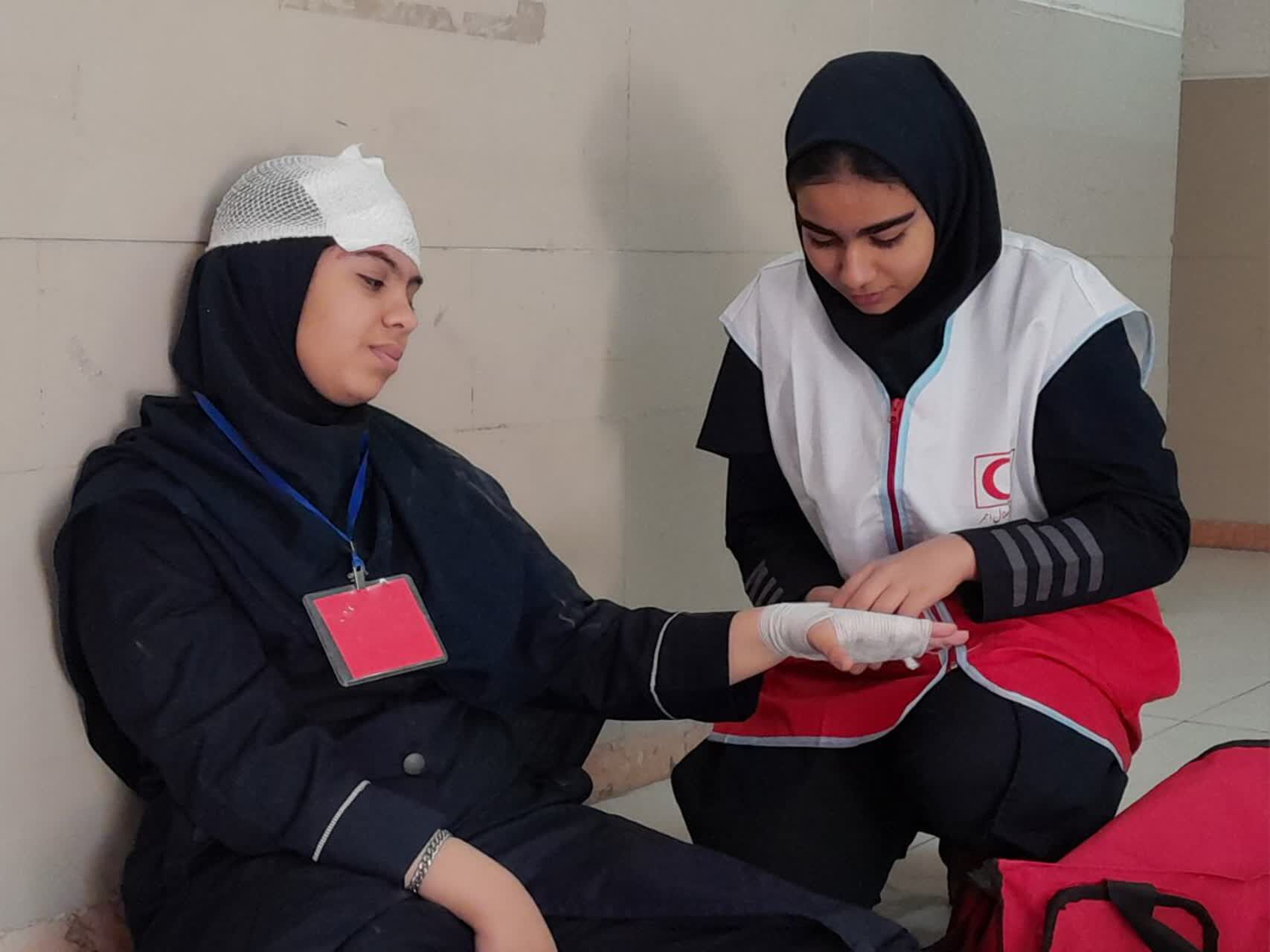 برگزاری بیست و هفتمین مانور سراسری زلزله و ایمنی در مدرسه فاطمه زهرا (س) دستگرد برخوار 
