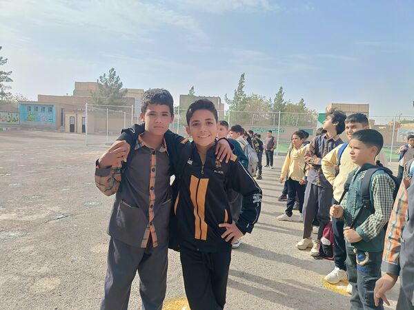 آغاز بازگشایی مدارس و شور و حال دانش آموزان دبستان شهید پسندیده فدافن در نخستین روز پاییز