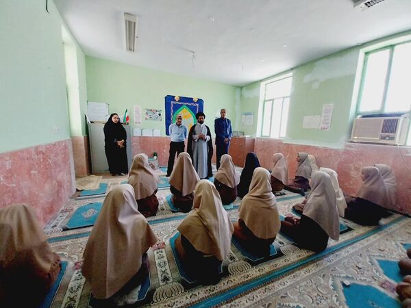 نماز جماعت در آموزشگاه شکوه زاویه فین