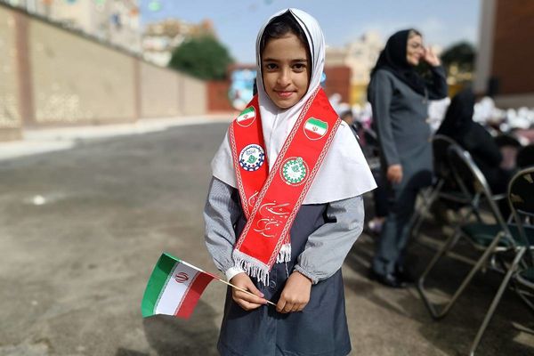 طلوع علم در مدرسه روشنگر با نغمه زنگ مهر
