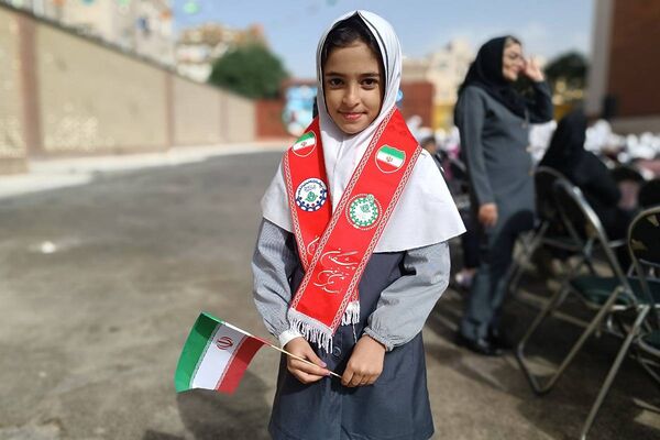 طلوع علم در مدرسه روشنگر با نغمه زنگ مهر