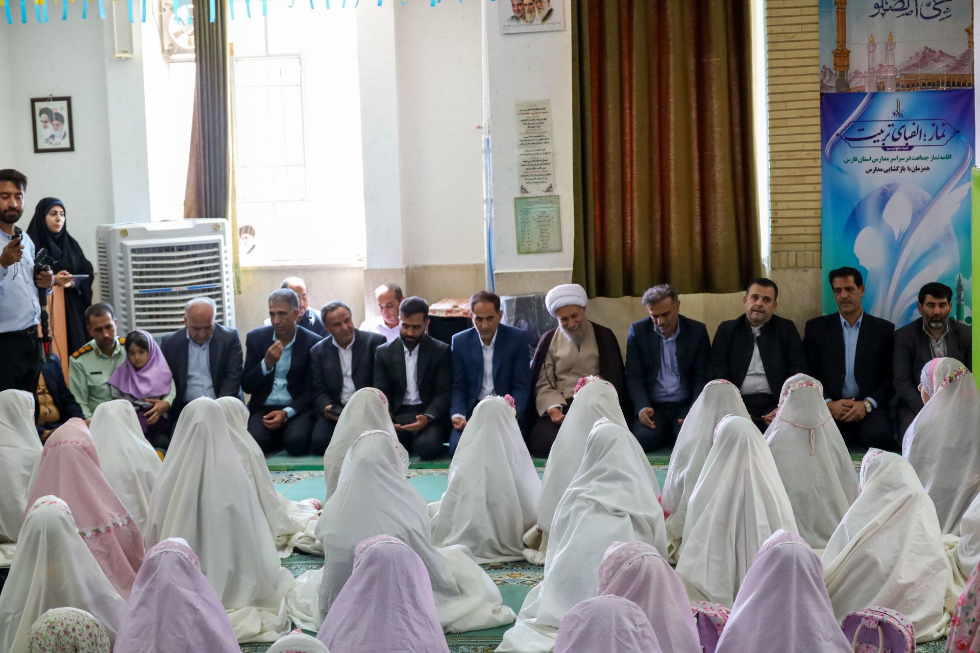 نماینده ولی فقیه در استان فارس و امام جمعه شیراز در اولین روز بازگشایی مدارس نماز ظهر و عصر را با دانش آموزان اقامه کرد