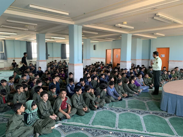 نشست صمیمی پلیس با دانش‌آموزان مدرسه شهدای غزه قم