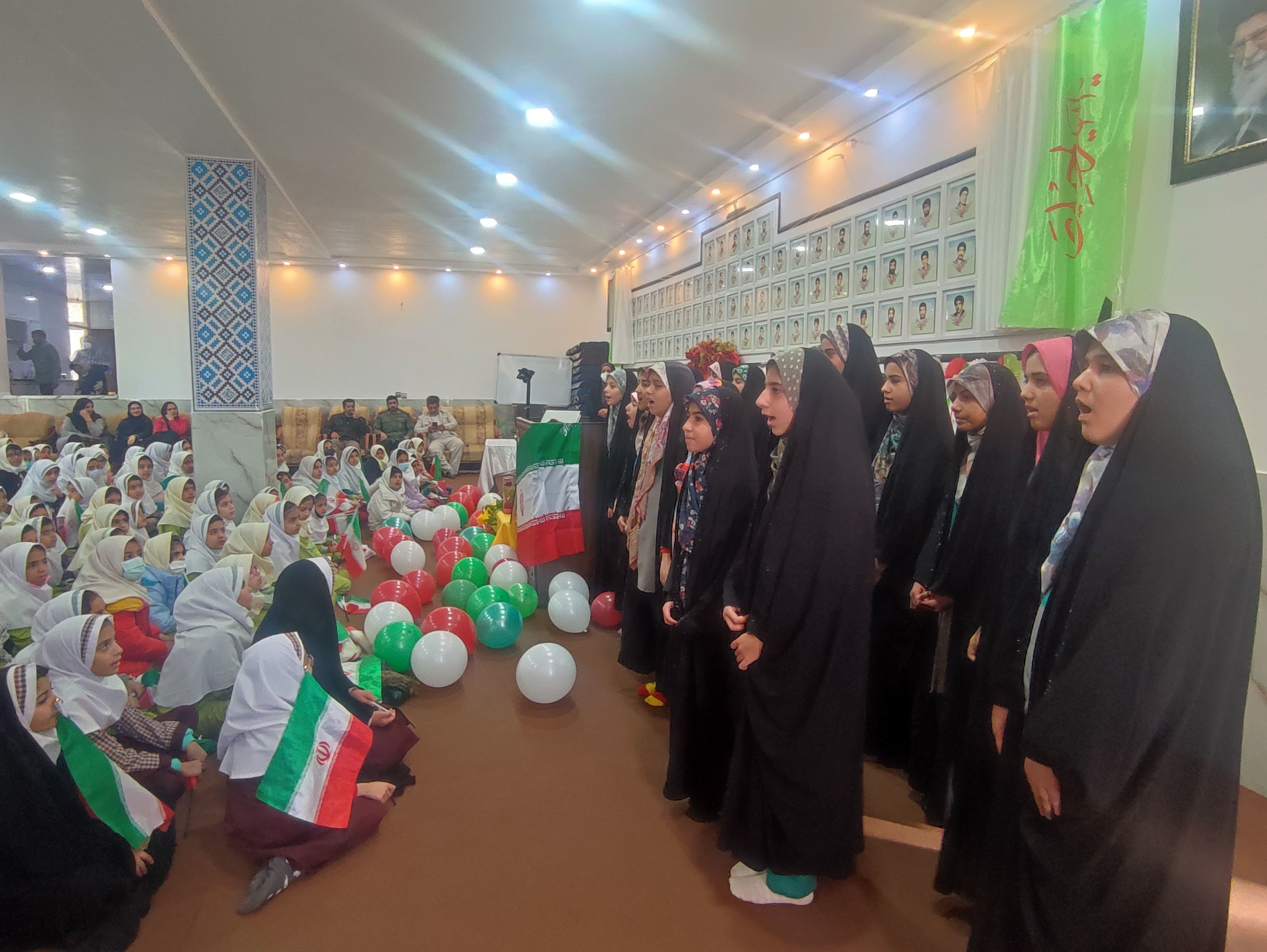 جشن انقلاب در دبستان شکوفه‌های انقلاب