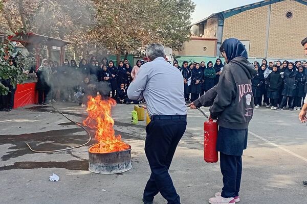 حضور‌ آتش نشانان شهر قدس در دبیرستان فرزانگان
