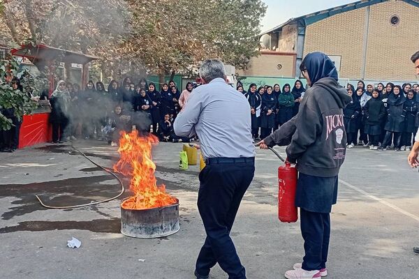 حضور‌ آتش نشانان شهر قدس در دبیرستان فرزانگان