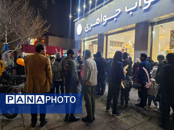 شادی مردم در کوچه وخیابان‌های مشهد در شب نیمه شعبان