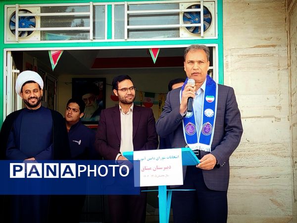 مدرسه میثاق کاشمر شاهد رقابت انتخاباتی دانش آموزان برای مدیریت مدرسه بود