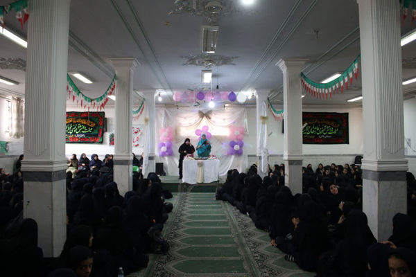 تقدیر از دانش آموزان برتر دبیرستان دخترانه سیداحمد فاتحی یک قم 