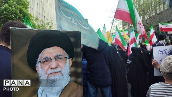 مردم تهران به احترام چهلمین روز از شهادت رهبر شهید ایستادند