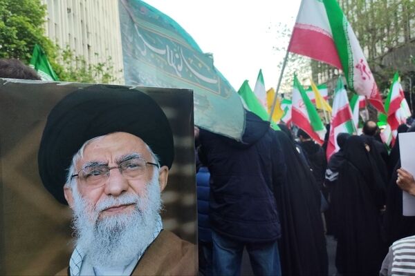 مردم تهران به احترام چهلمین روز از شهادت رهبر شهید ایستادند