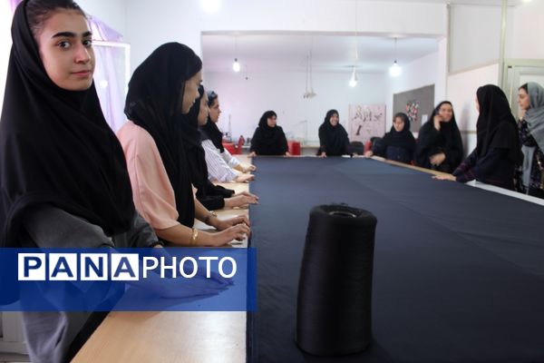 هنرستانی‌ها در نقش تولید کننده، دوخت لباس فرم دانش‌آموزان به دست هنرستانی‌های قدس
