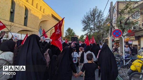 «باید برخاست» در اراک طنین‌انداز شد؛ پیام حماسه رهبر شهید به نسل نوجوان رسید