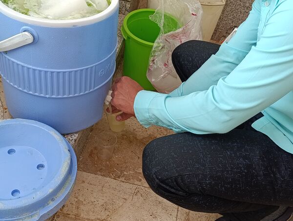 اهدای هدایای متبرک به نمازگزاران سفیددشت