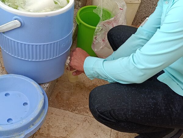 اهدای هدایای متبرک به نمازگزاران سفیددشت