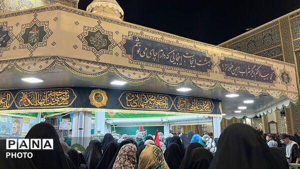آرامشی زیر گنبد طلای امام رضا (ع)
