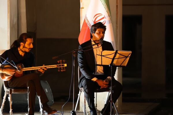 شب حماسه و اندیشه در جهان باغ تاریخی فین کاشان 