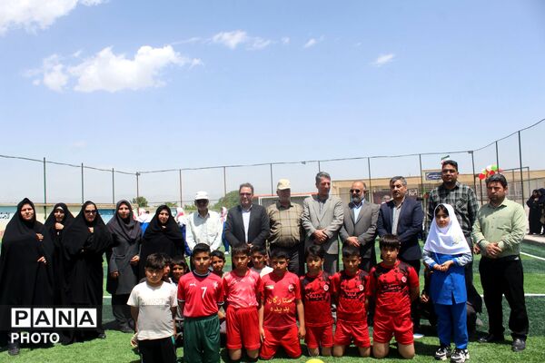 افتتاح زمین چمن مصنوعی در مدرسه شهید صفدری سه گنبد 
