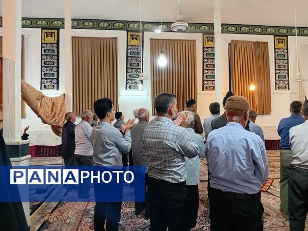 نماز جماعت در مراسم شب بیعت با امام زمان (عج) در خلیل آباد