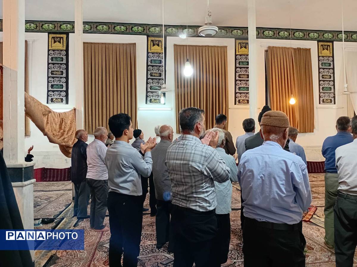 نماز جماعت در مراسم شب بیعت با امام زمان (عج) در خلیل آباد