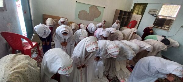 حضور پرشور دانش‌آموزان پایه چهارم دبستان شهید تنیده در نماز جماعت