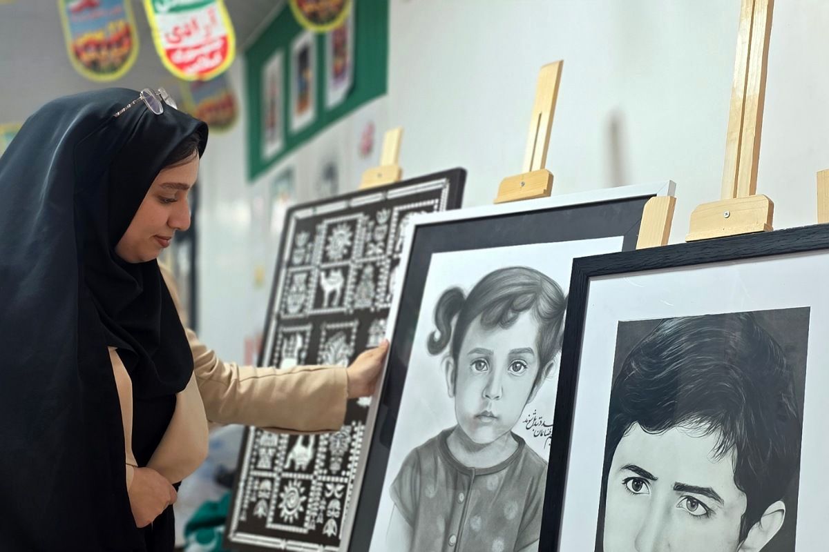 آماده‌سازی آثار هنرجویان در نمایشگاه دهه فجر رباط‌کریم