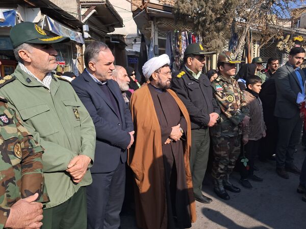 گلباران تمثال امام خمینی (ره) توسط دانش‌آموزان عجب‌شیر 