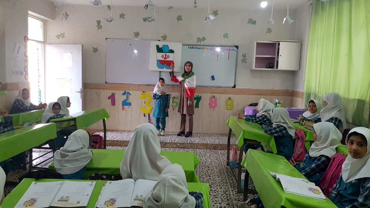 تلاش می‌کنم تا مفاهم درسی بر جانِ دانش‌آموزانم بنشیند