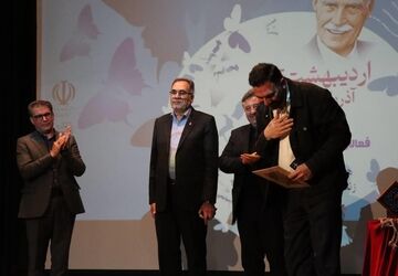 امضای تفاهم‌نامه چاپ نمایشنامه‌های جشنواره تئاتر کودک و نوجوان باغچه‌بان در مرند