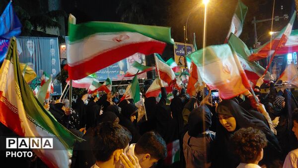 به فرمان رهبر در خیابان می‌مانیم